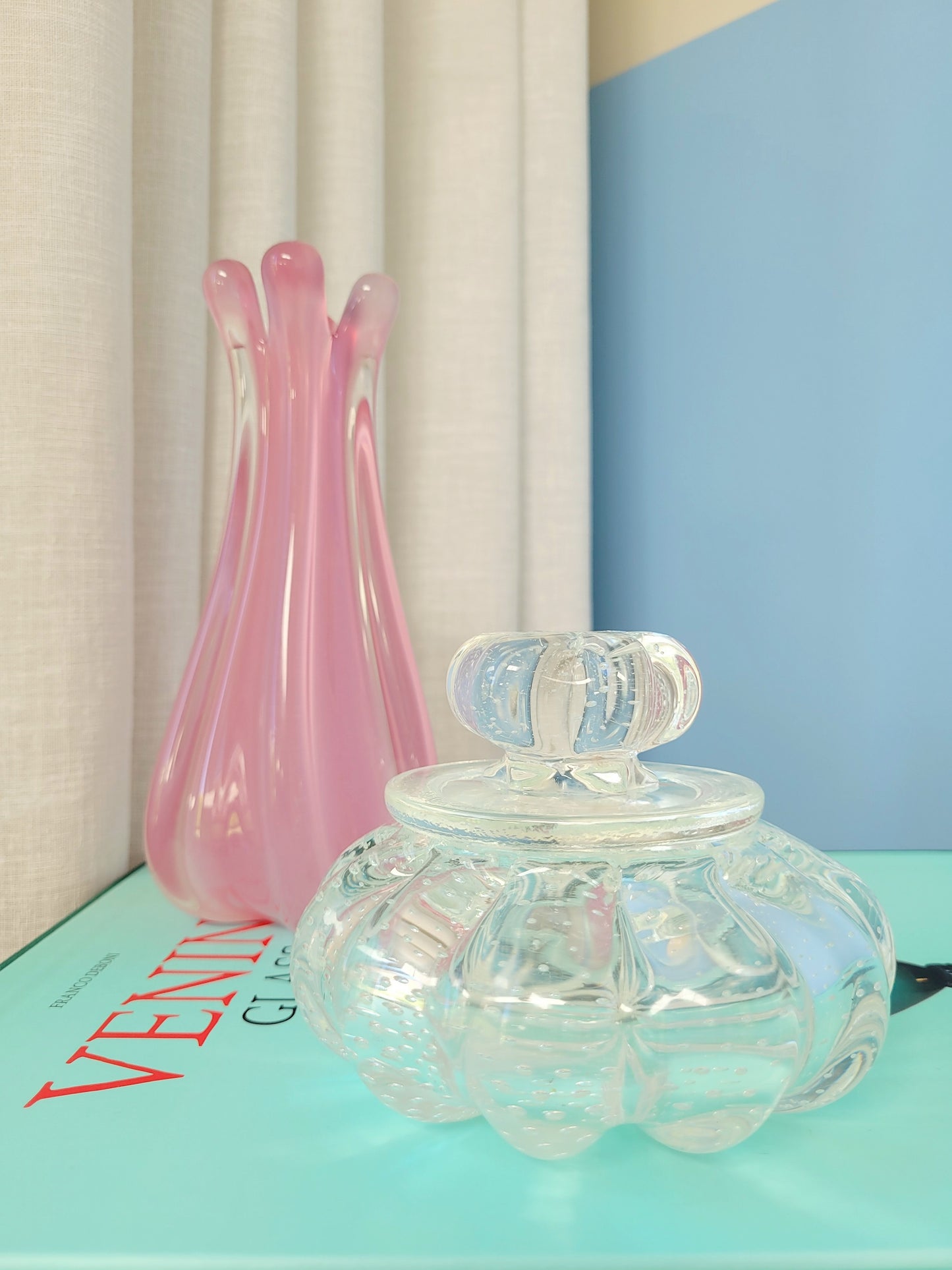 front view of a vintage clear bonbonniere jar in Murano glass with bullicante design