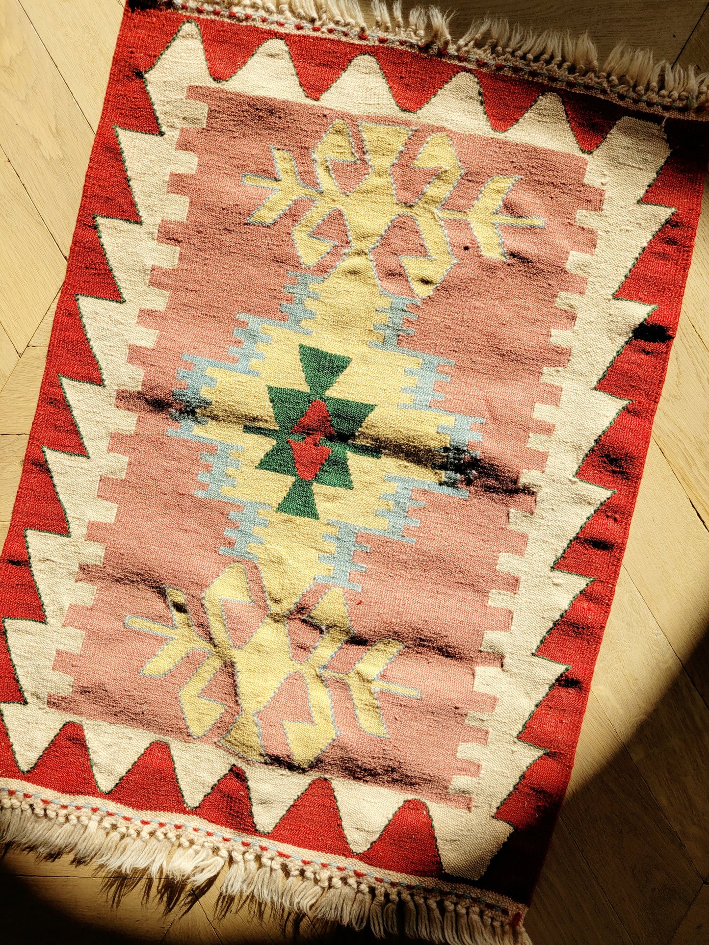 overview of a bright and colourful vintage kilim rug with geometrical pattern