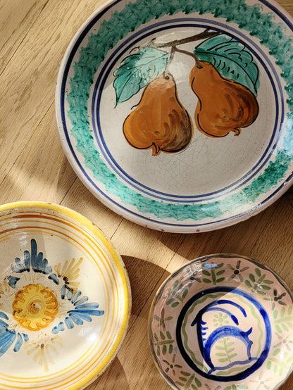 overview of a vintage sicilian ceramic wall plate made in Caltagirone region