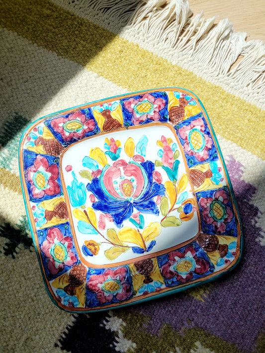 top view of an Italian Deruta ceramic hand-painted wall plate in vibrant colours