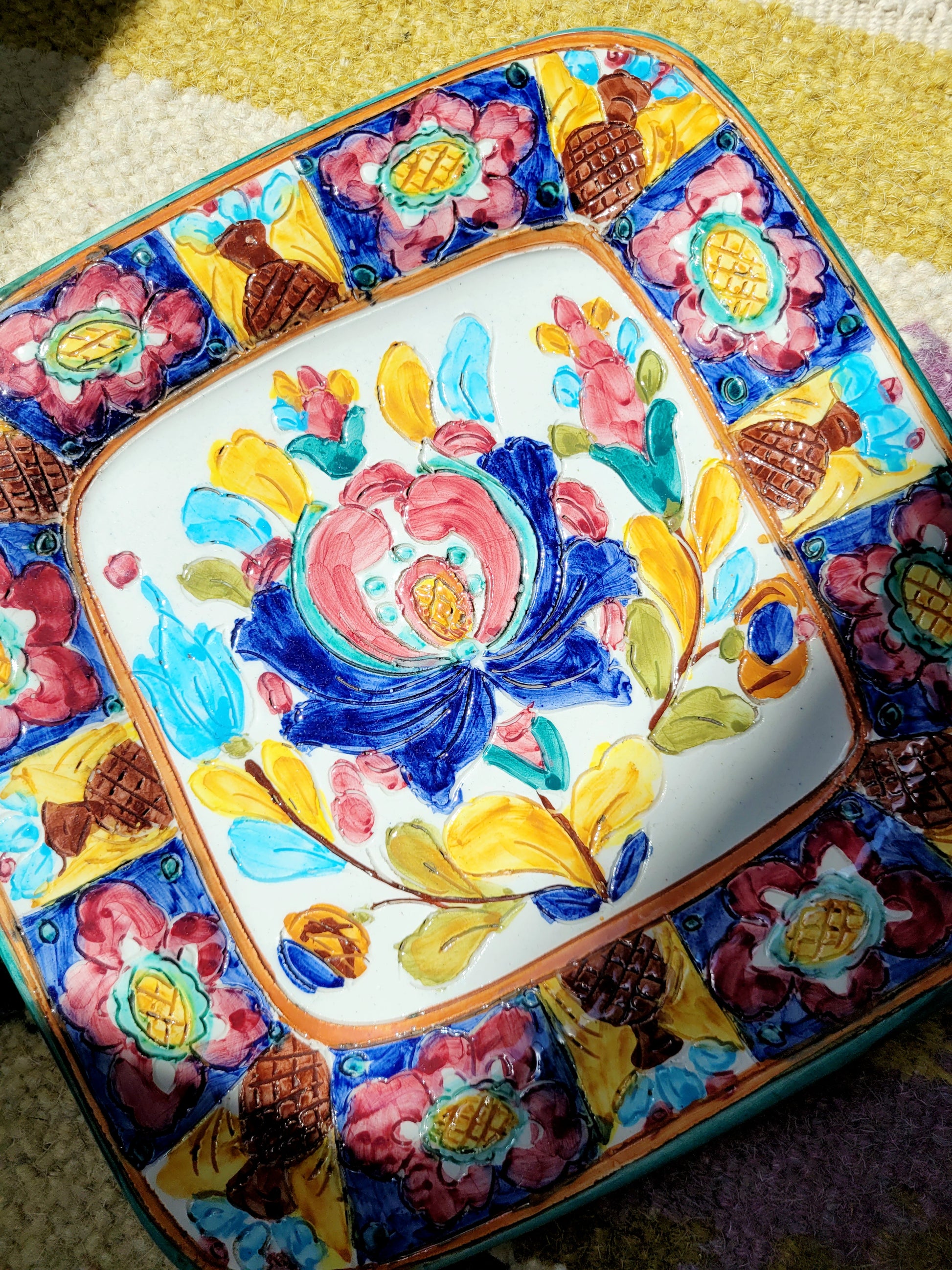 detailed view of an Italian Deruta ceramic hand-painted wall plate in vibrant colours