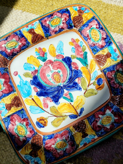 detailed view of an Italian Deruta ceramic hand-painted wall plate in vibrant colours
