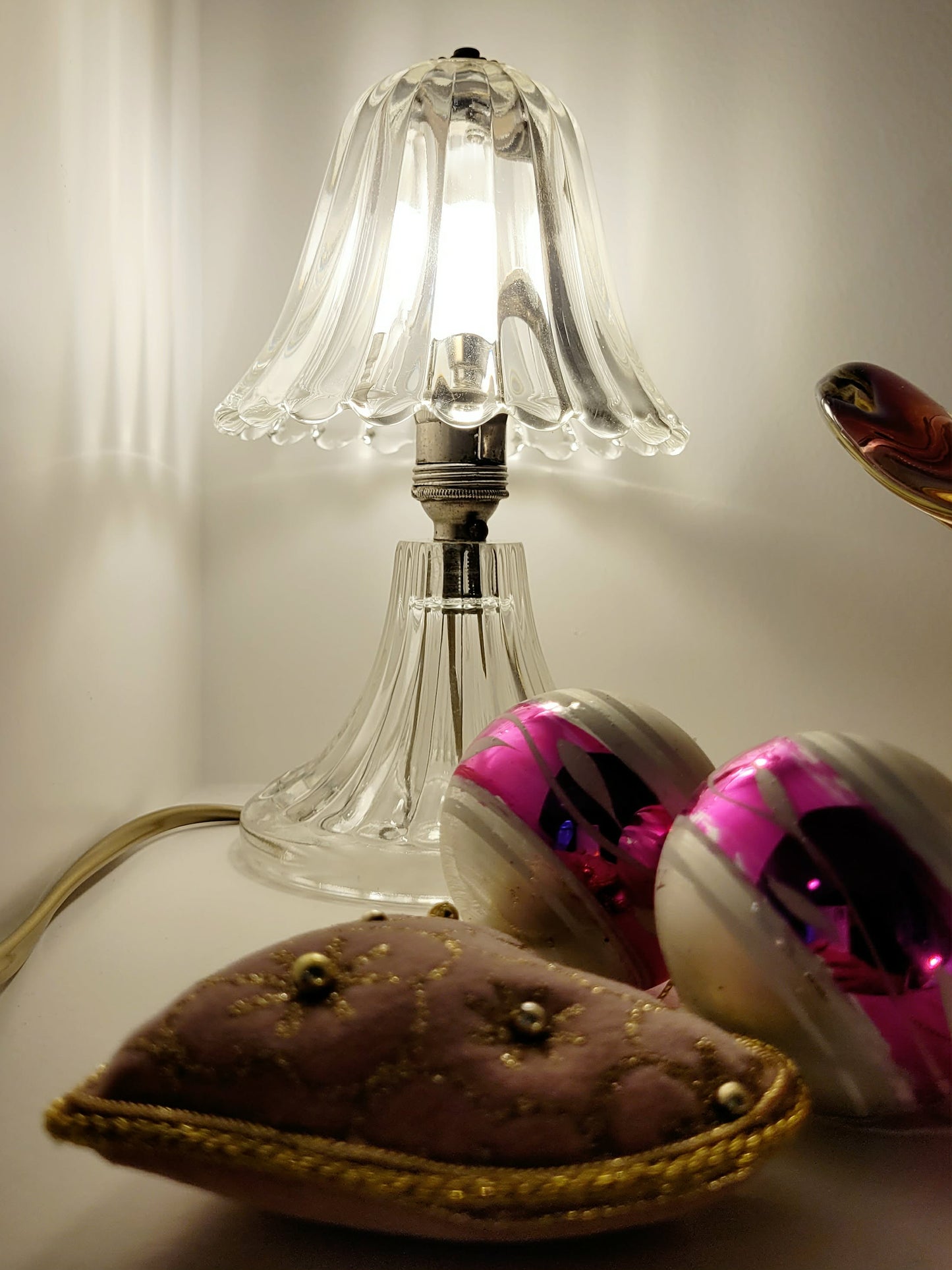front view of a clear Murano glass table lamp with scalloped shade
