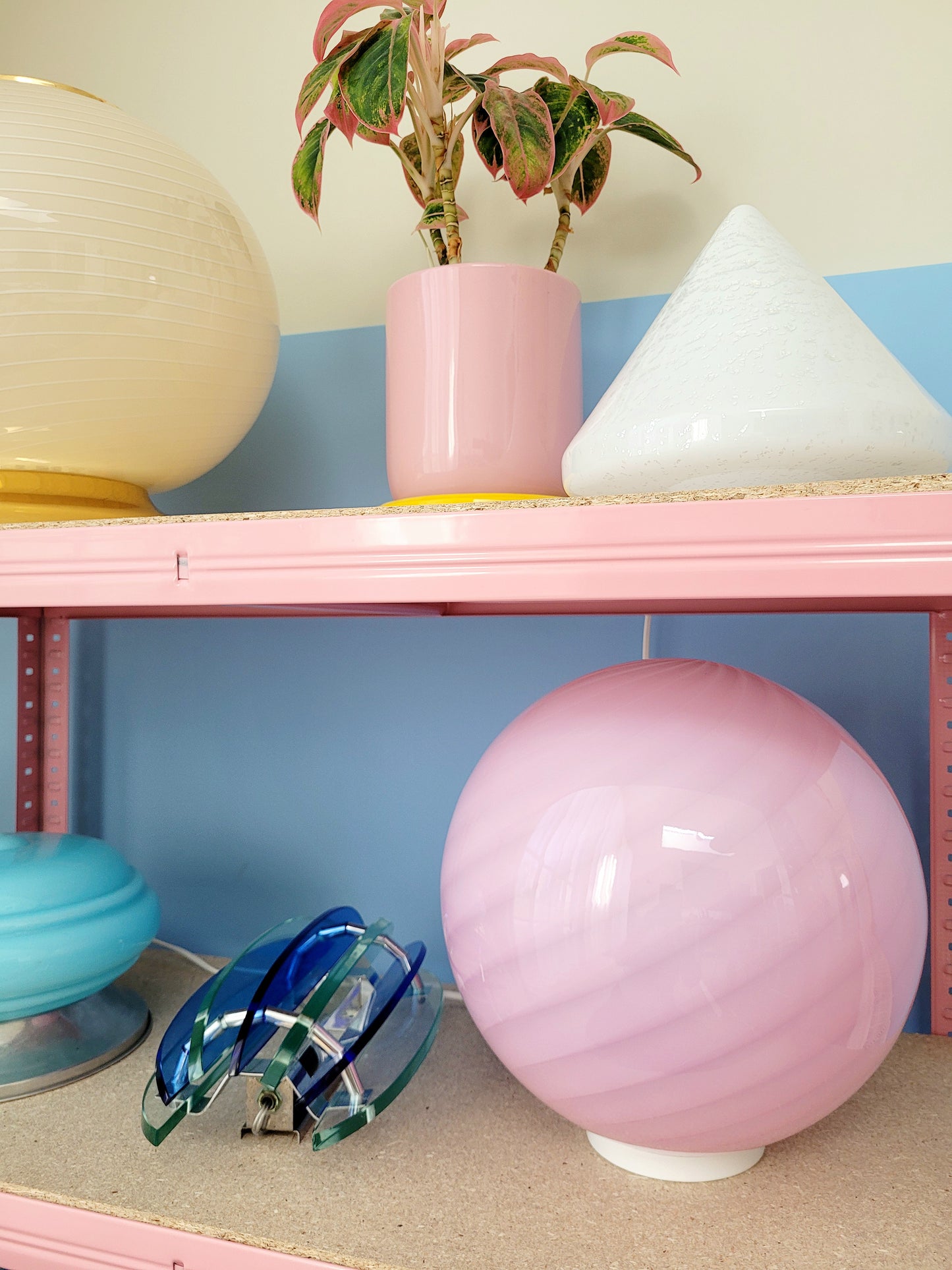 bubblegum pink swirl table lamp