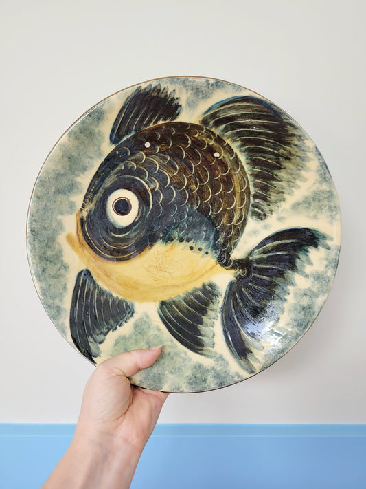 front view of a spanish Puigdemont fish wall plate in greens and yellow